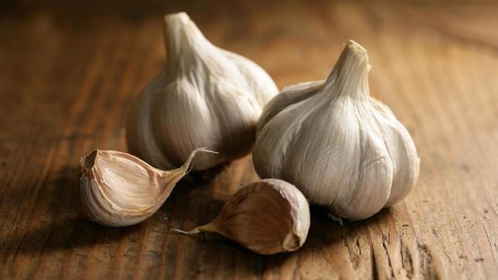 chew garlic clove to cure sore throat